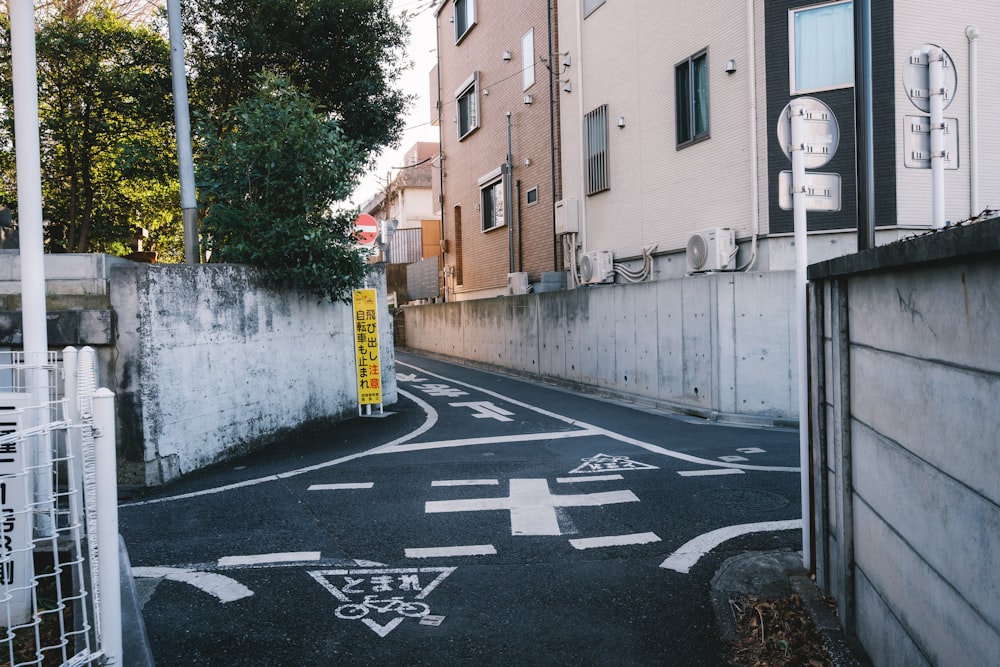 una calle con una cruz pintada en la carretera
