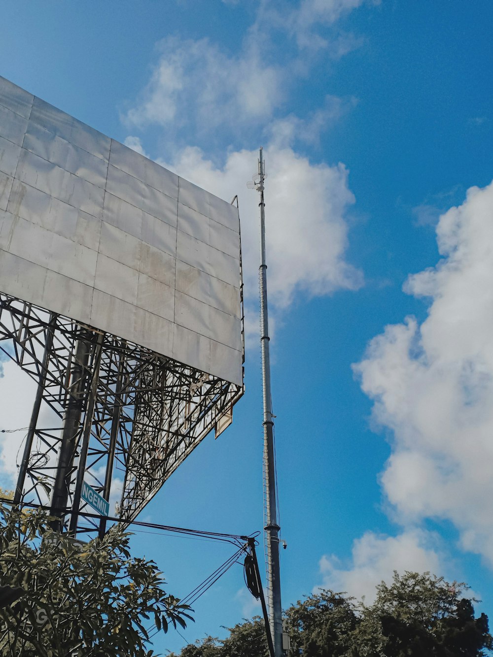 a tall television antenna sitting on top of a metal pole