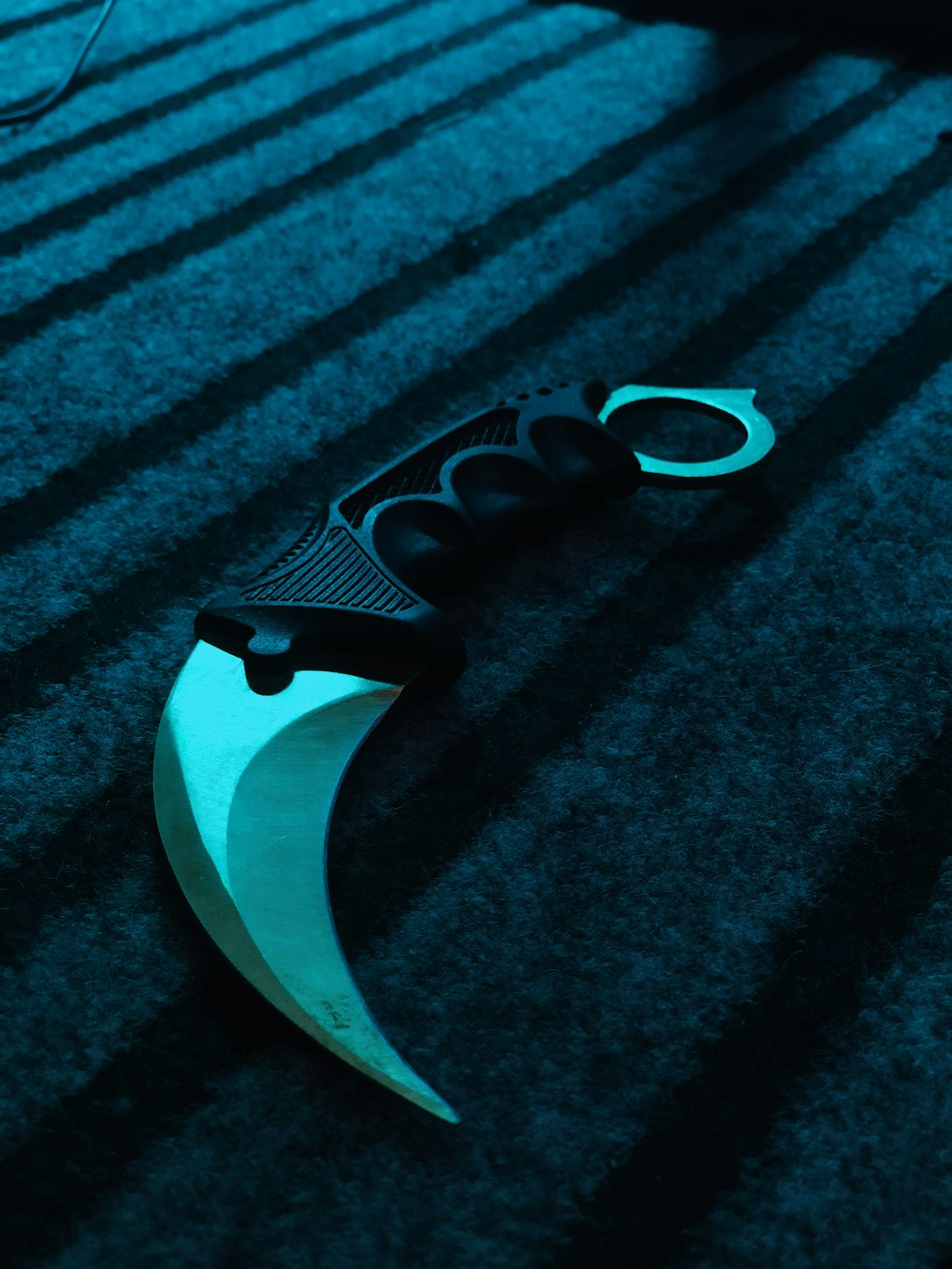 a knife that is laying on the ground