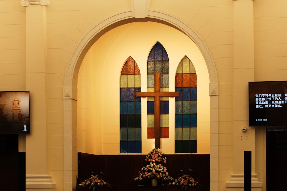 una iglesia con vidrieras y una cruz