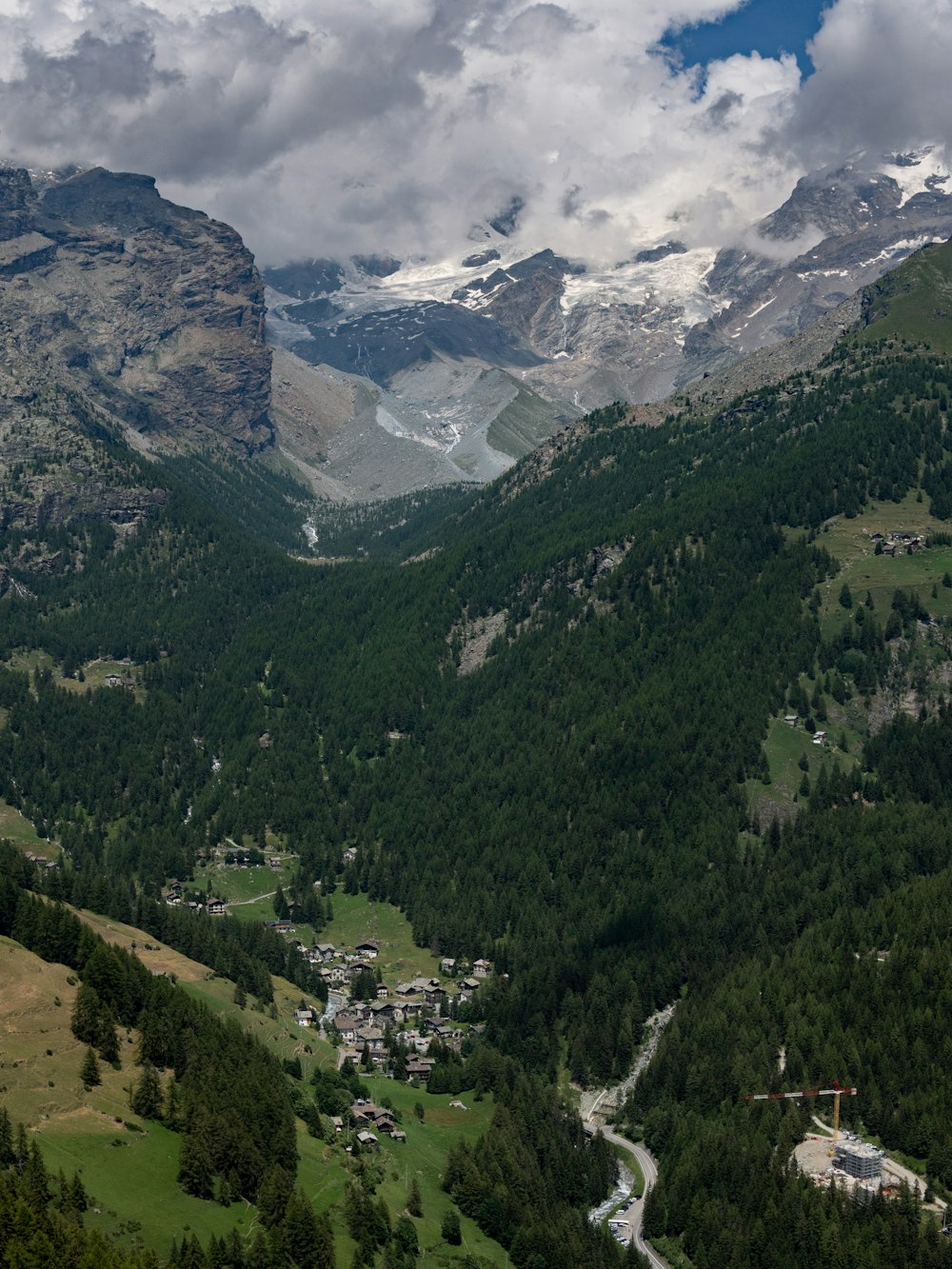 Blick auf ein Tal mit Bergen im Hintergrund