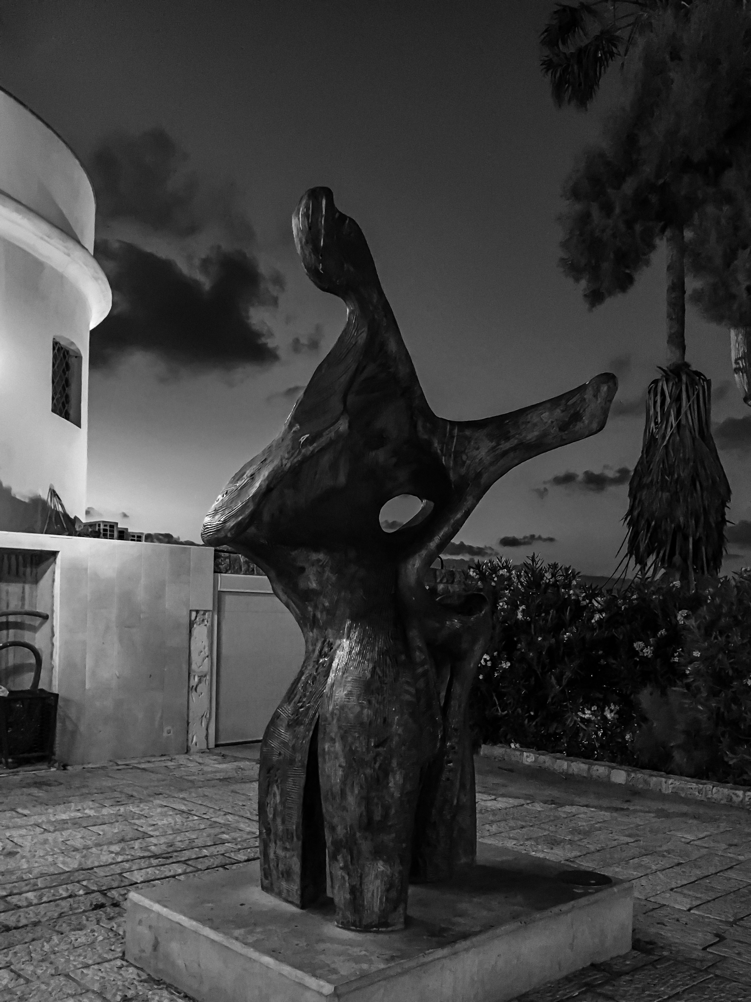 彫像の白黒写真