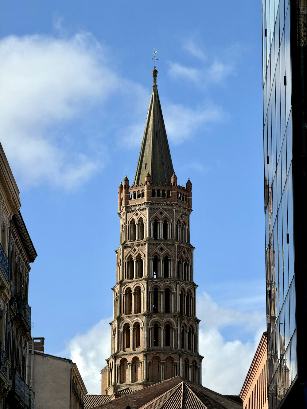 una torre molto alta con un orologio su un lato