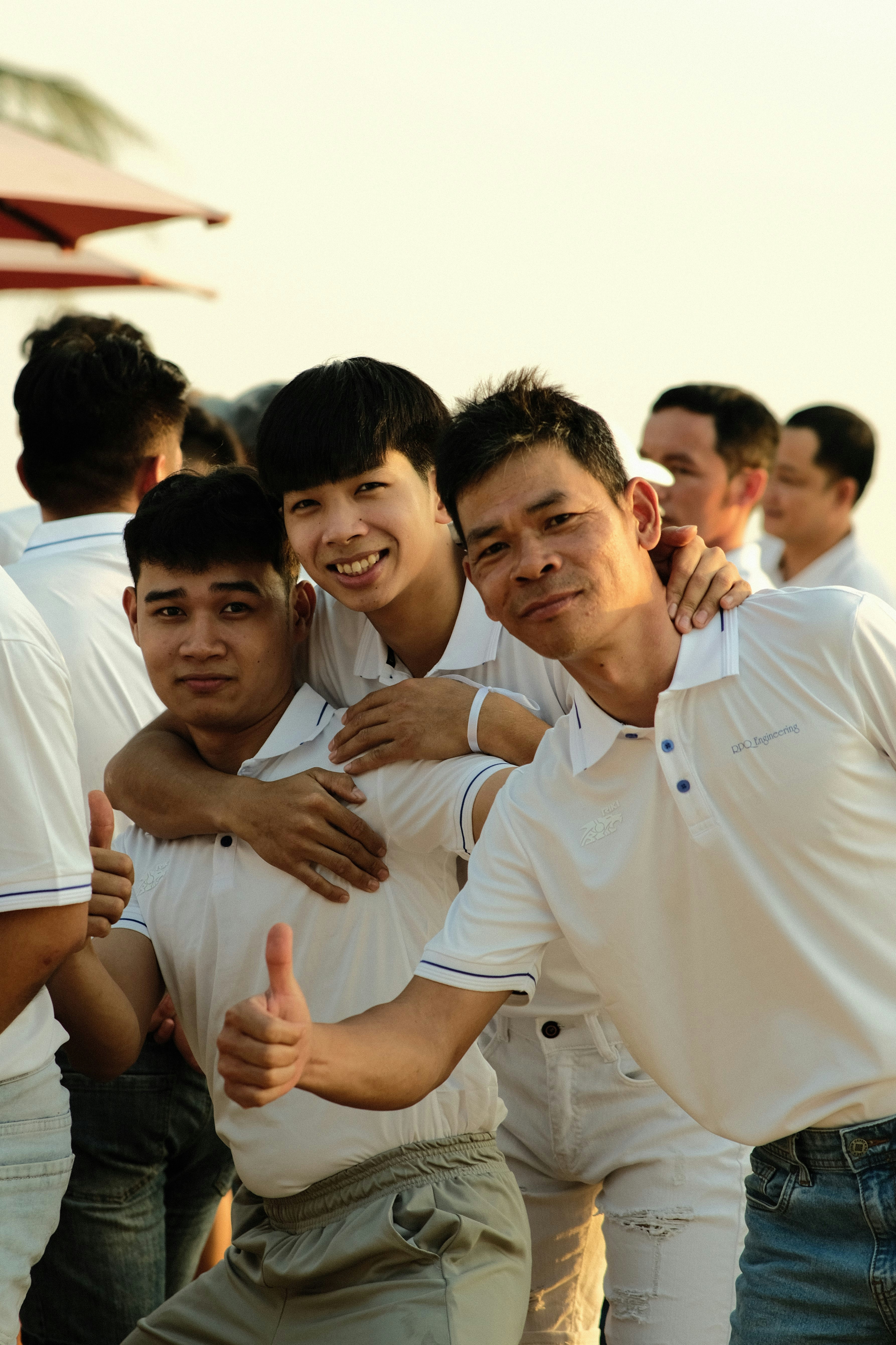 sekelompok pria berdiri bersebelahan