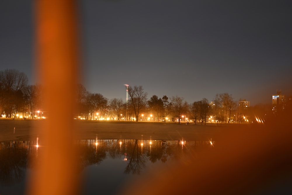 Blick auf eine Stadt von der anderen Seite eines Sees bei Nacht