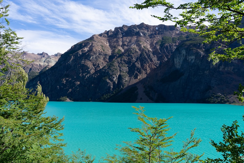 Un lac bleu entouré de montagnes et d’arbres