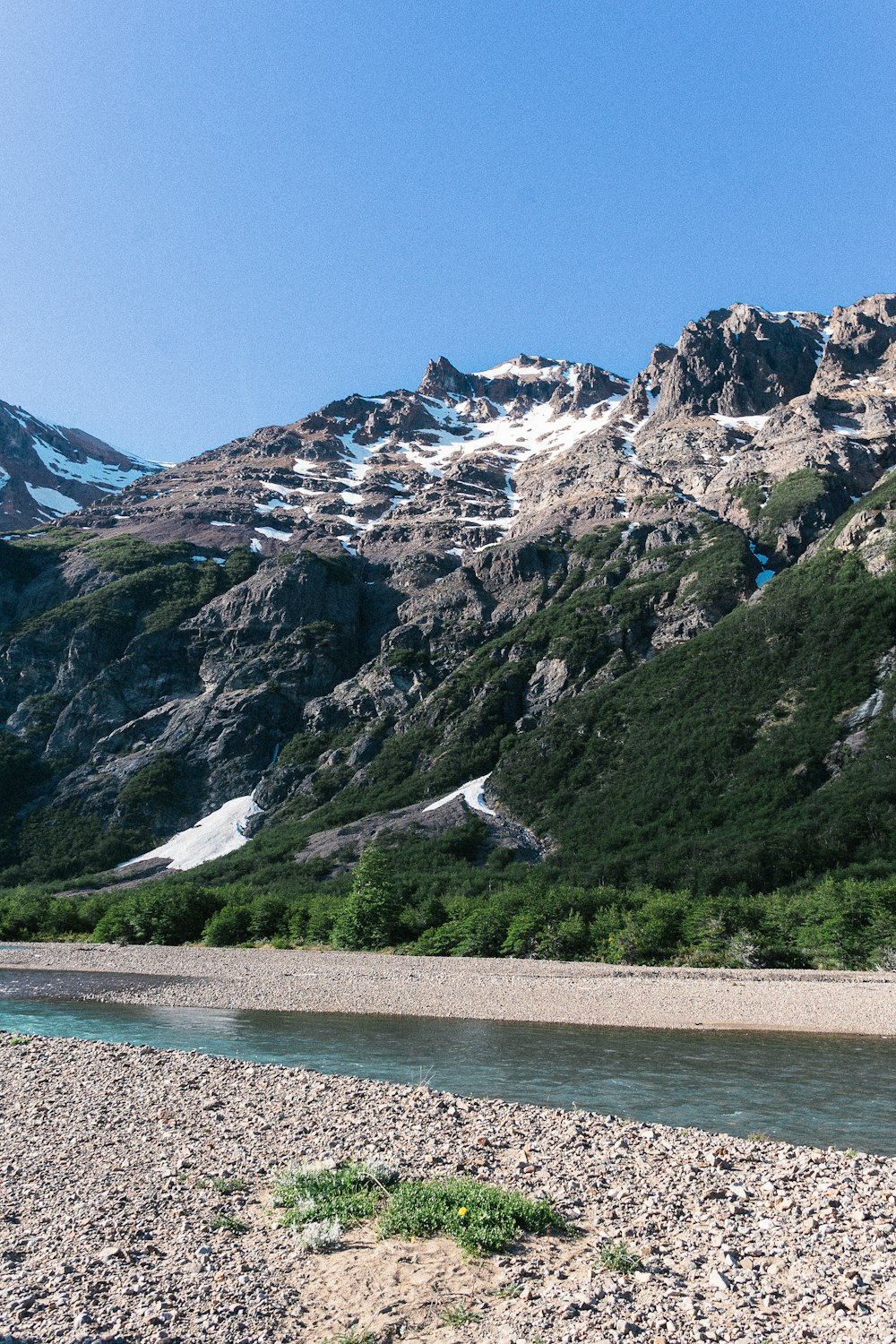 une rivière qui coule dans une vallée verdoyante