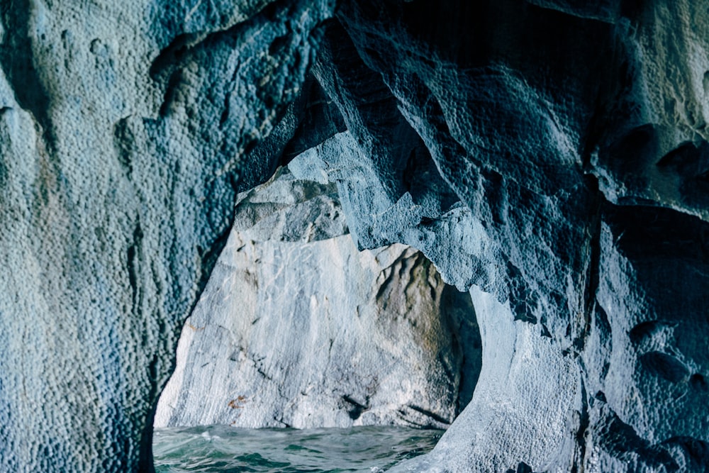 una grande grotta con acqua al suo interno