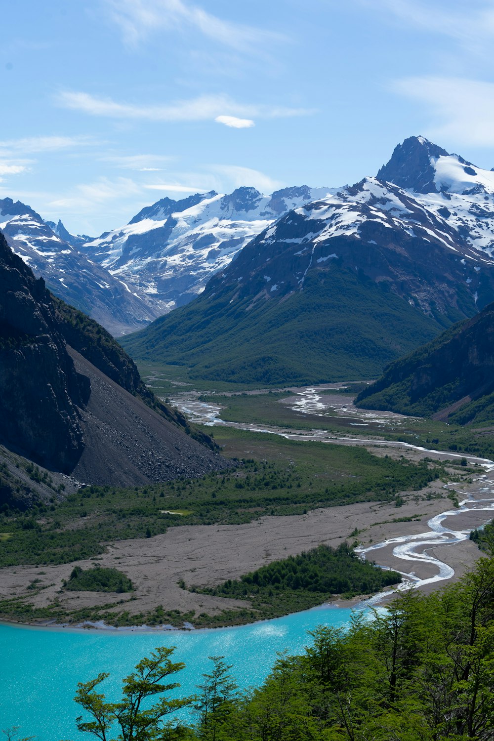 une rivière qui coule dans une vallée entourée de montagnes