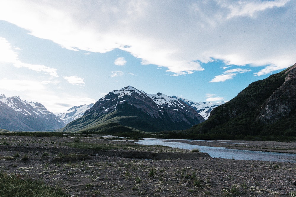 une rivière qui coule dans une vallée verdoyante