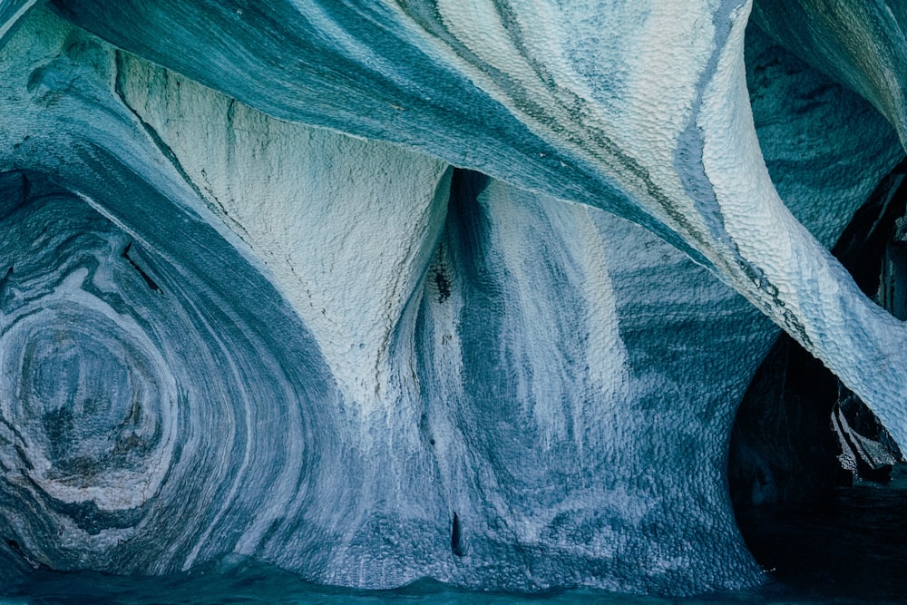 une grotte de glace bleue et blanche avec de l’eau qui coule