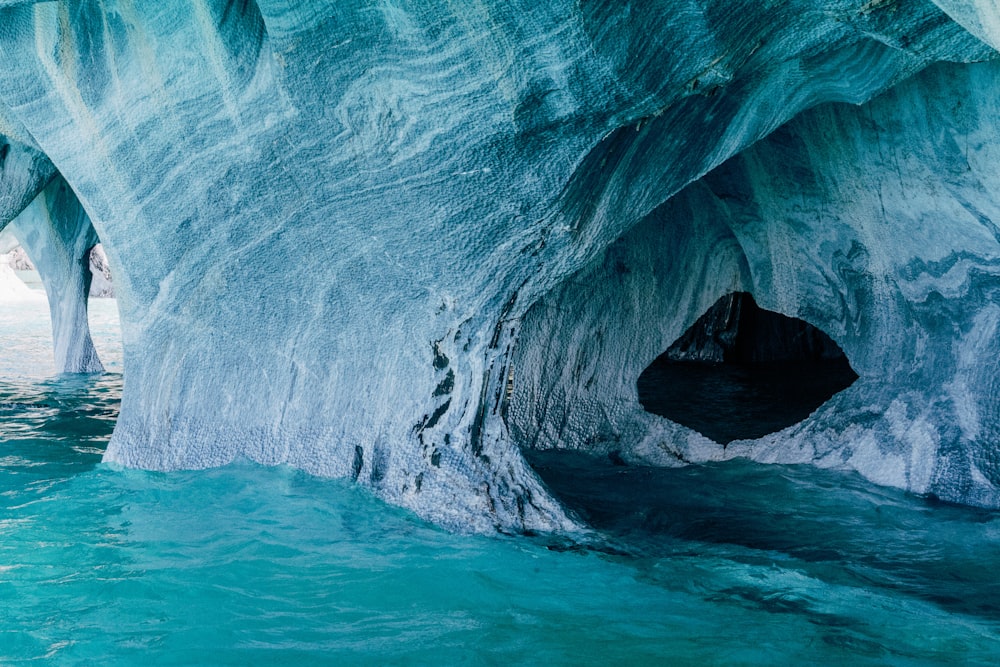 Une grande grotte de glace au milieu de l’océan