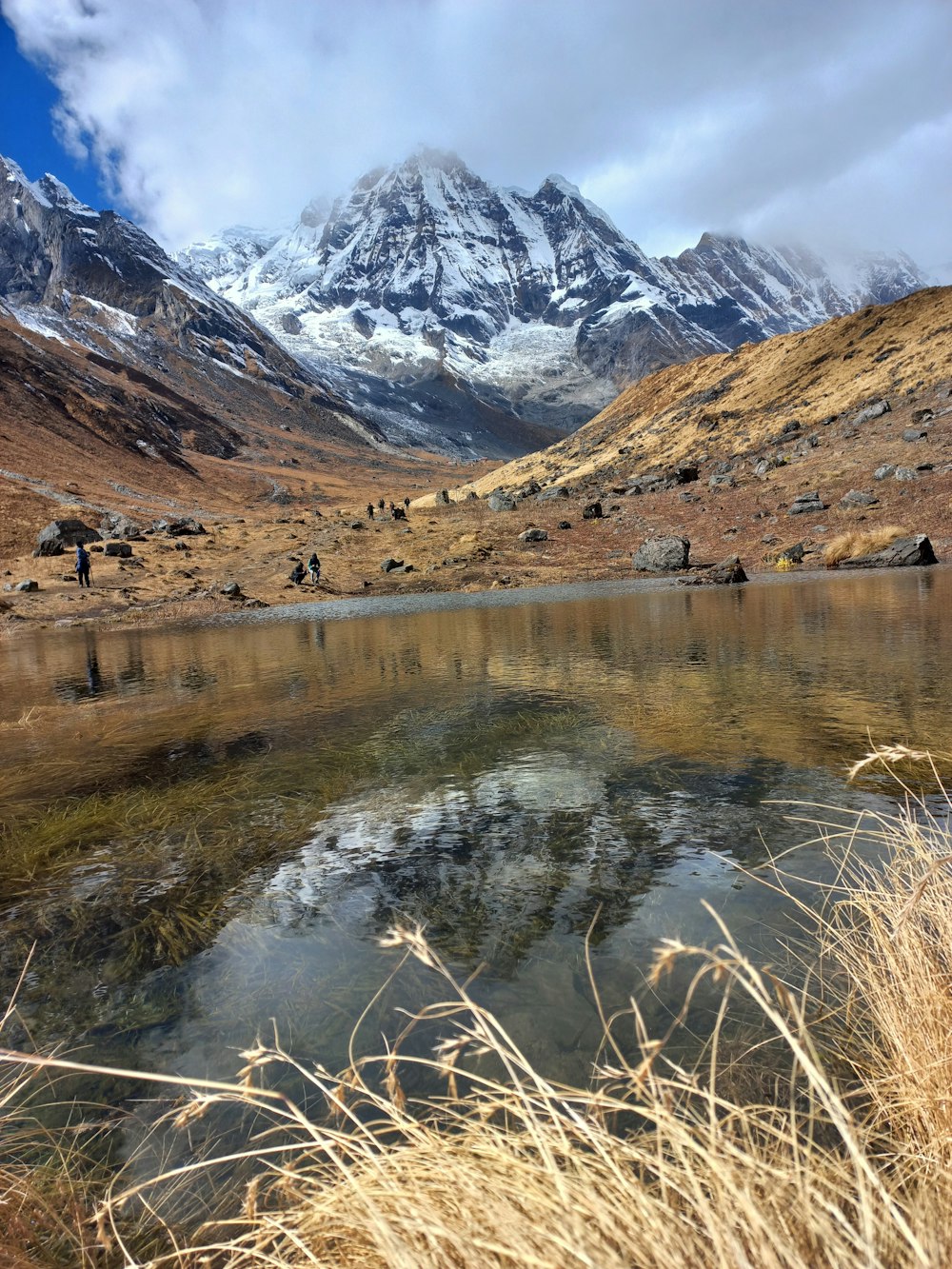 une chaîne de montagnes avec un lac au premier plan