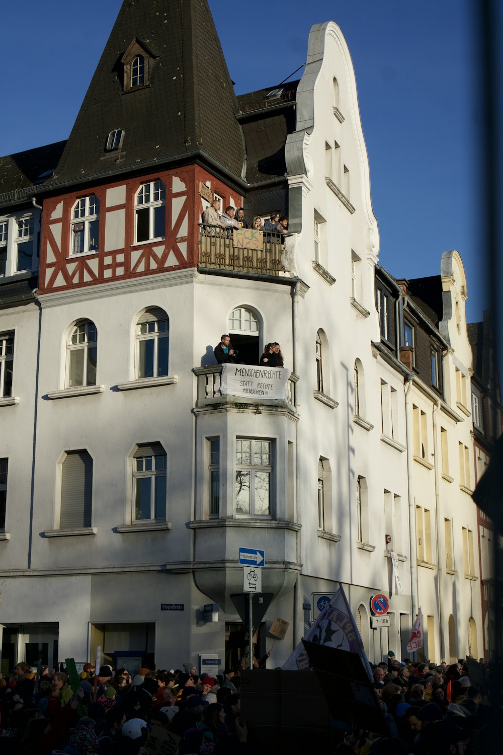 a crowd of people standing in front of a building