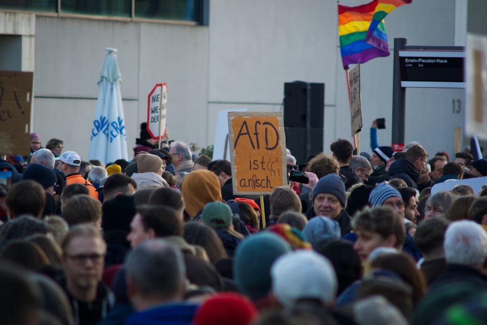 eine große Gruppe von Menschen, die umeinander stehen