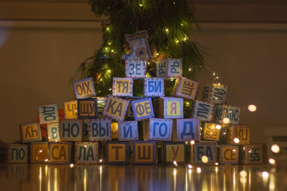 Ein Stapel Holzklötze neben einem Weihnachtsbaum