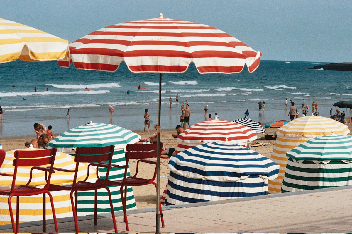 La grande plage de Biarritz avec ses parasols colorés, été, Pays Basque