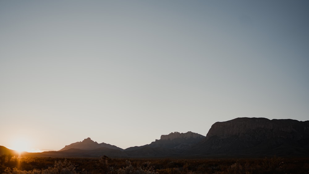 Il sole sta tramontando sulle montagne nel deserto