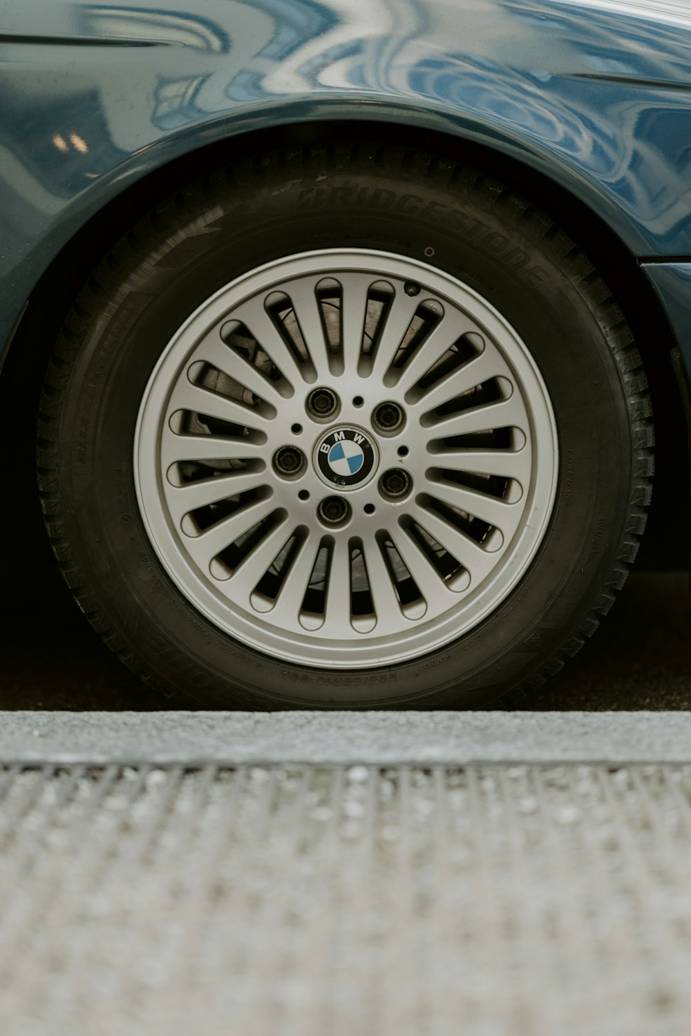 Un primer plano de un neumático de coche en el suelo