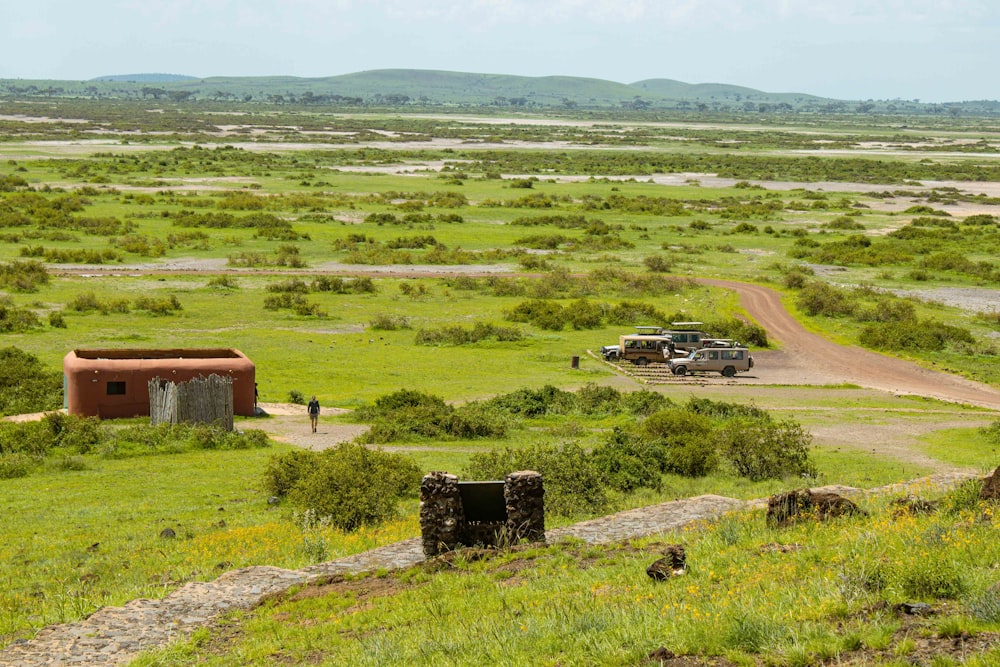 um grande campo aberto com uma estrada de terra