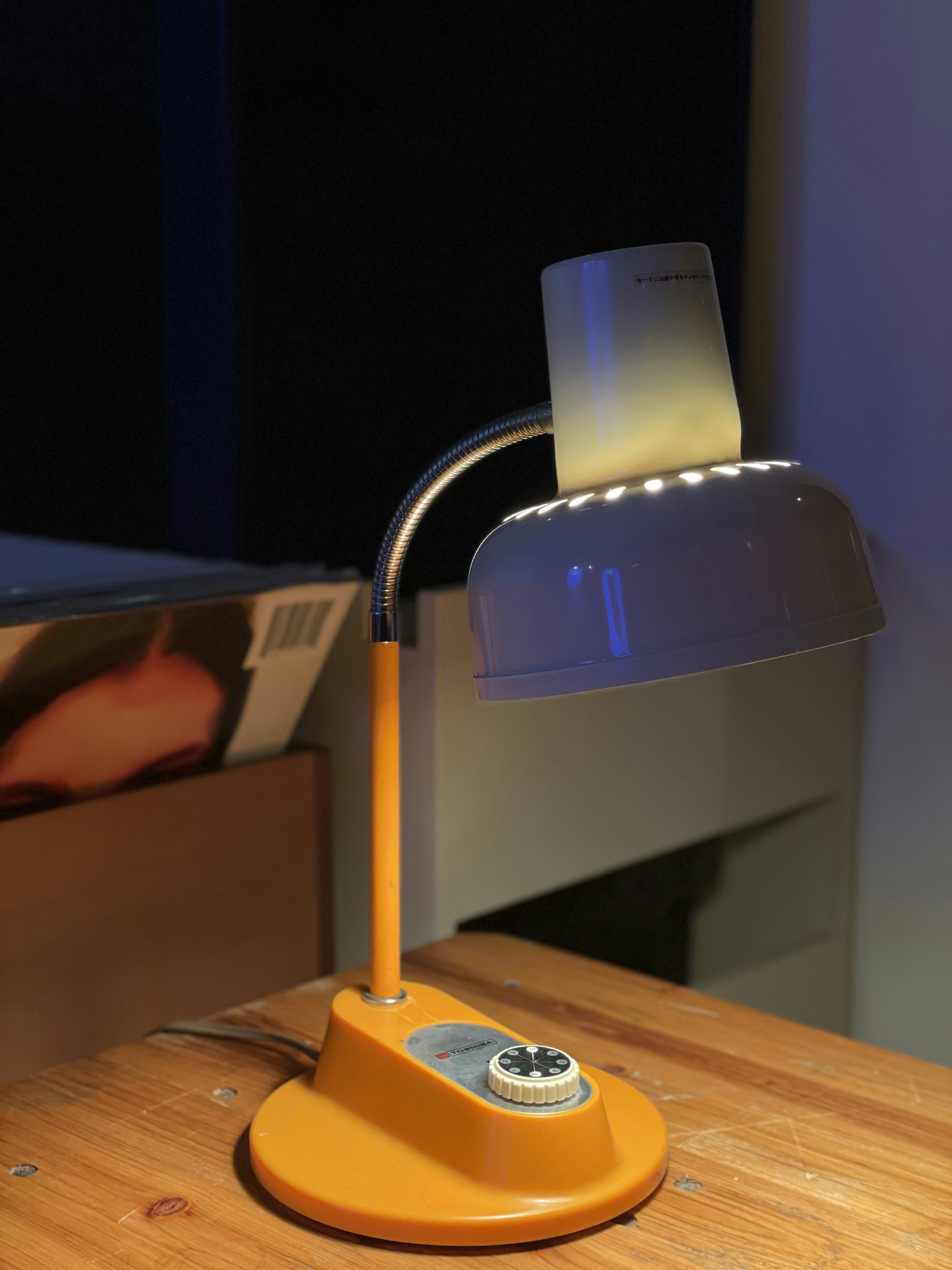 una lámpara de escritorio encima de una mesa de madera