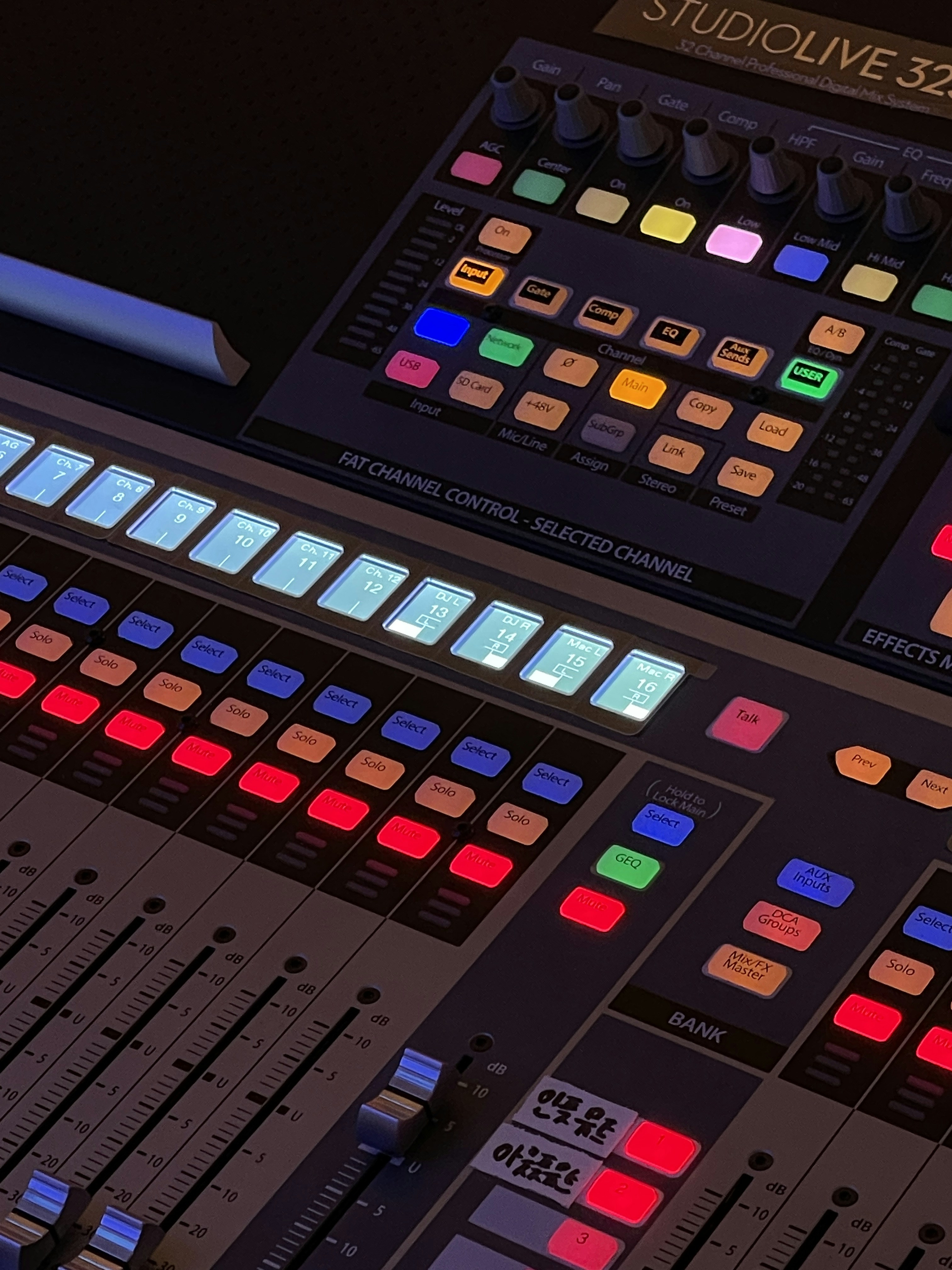 Un panel de control con muchos botones de diferentes colores