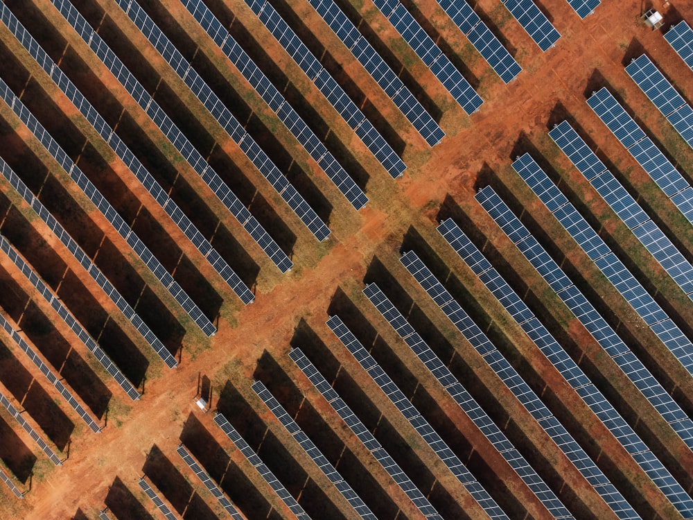 uma vista aérea de um edifício com muitos painéis solares