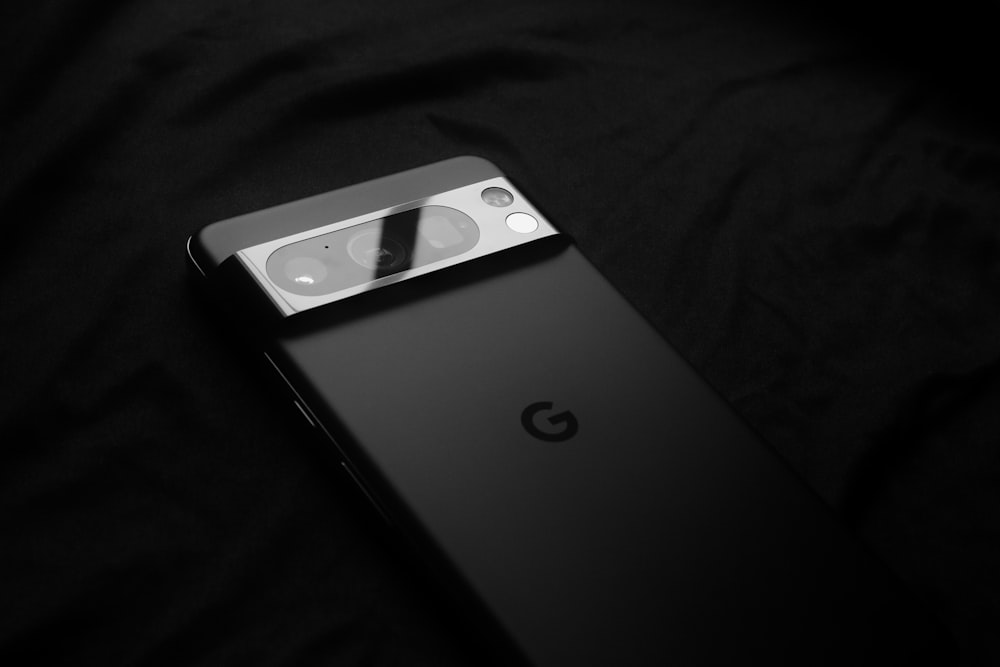 Eine Nahaufnahme eines Handys auf einer schwarzen Oberfläche
