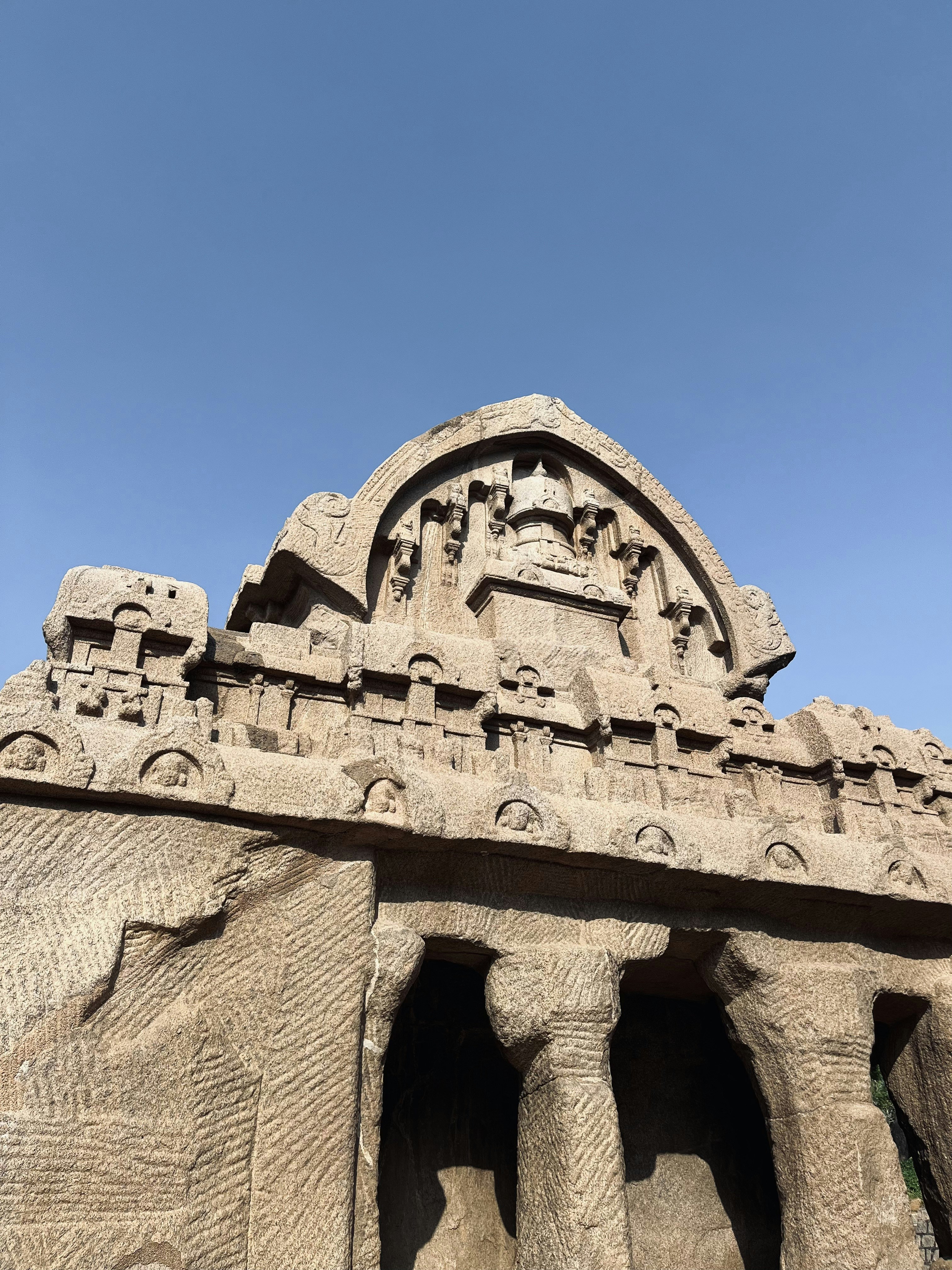 eine große Steinstruktur mit einem Himmel im Hintergrund