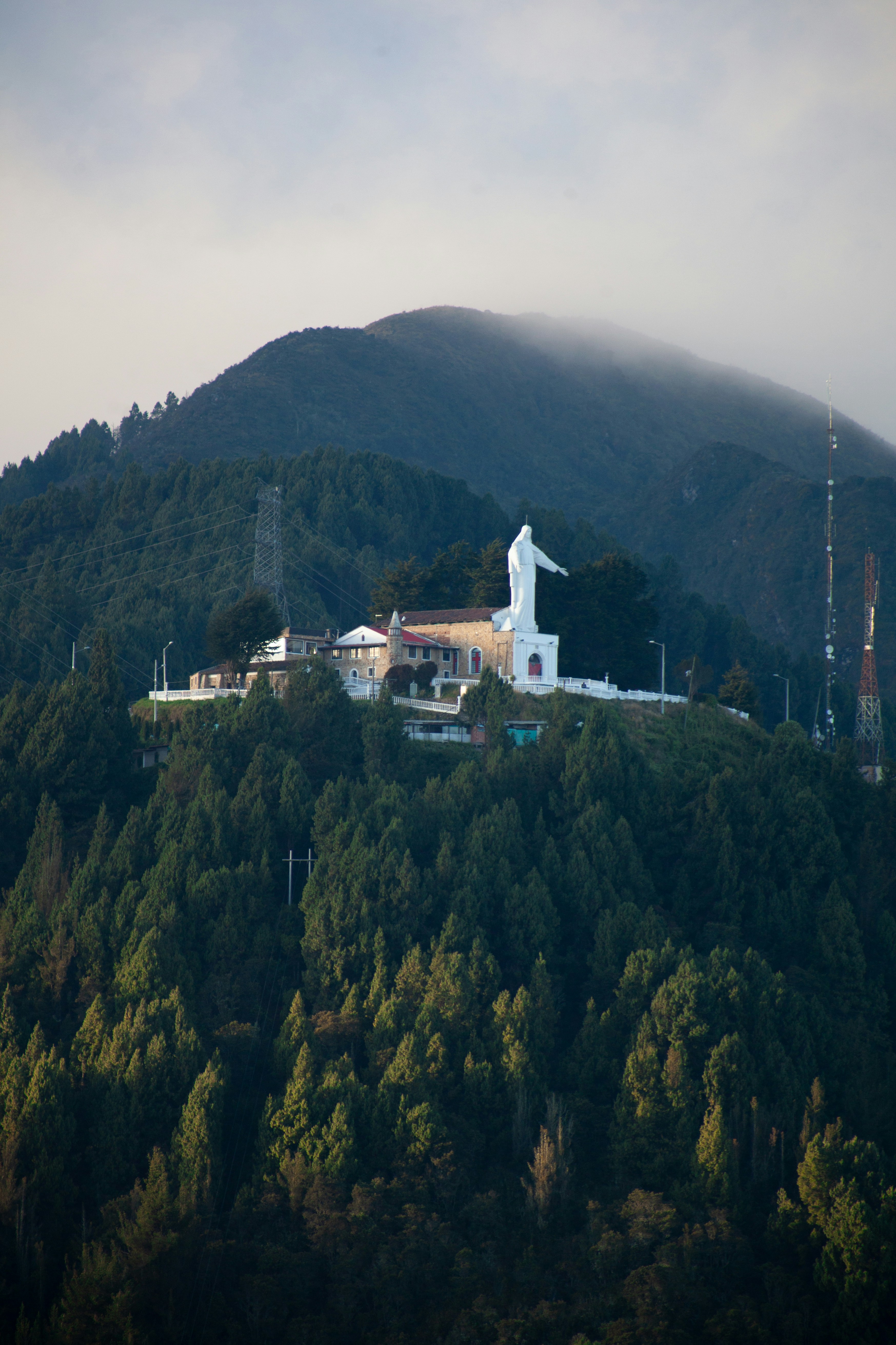 ein Haus auf einem Hügel mit einem Berg im Hintergrund