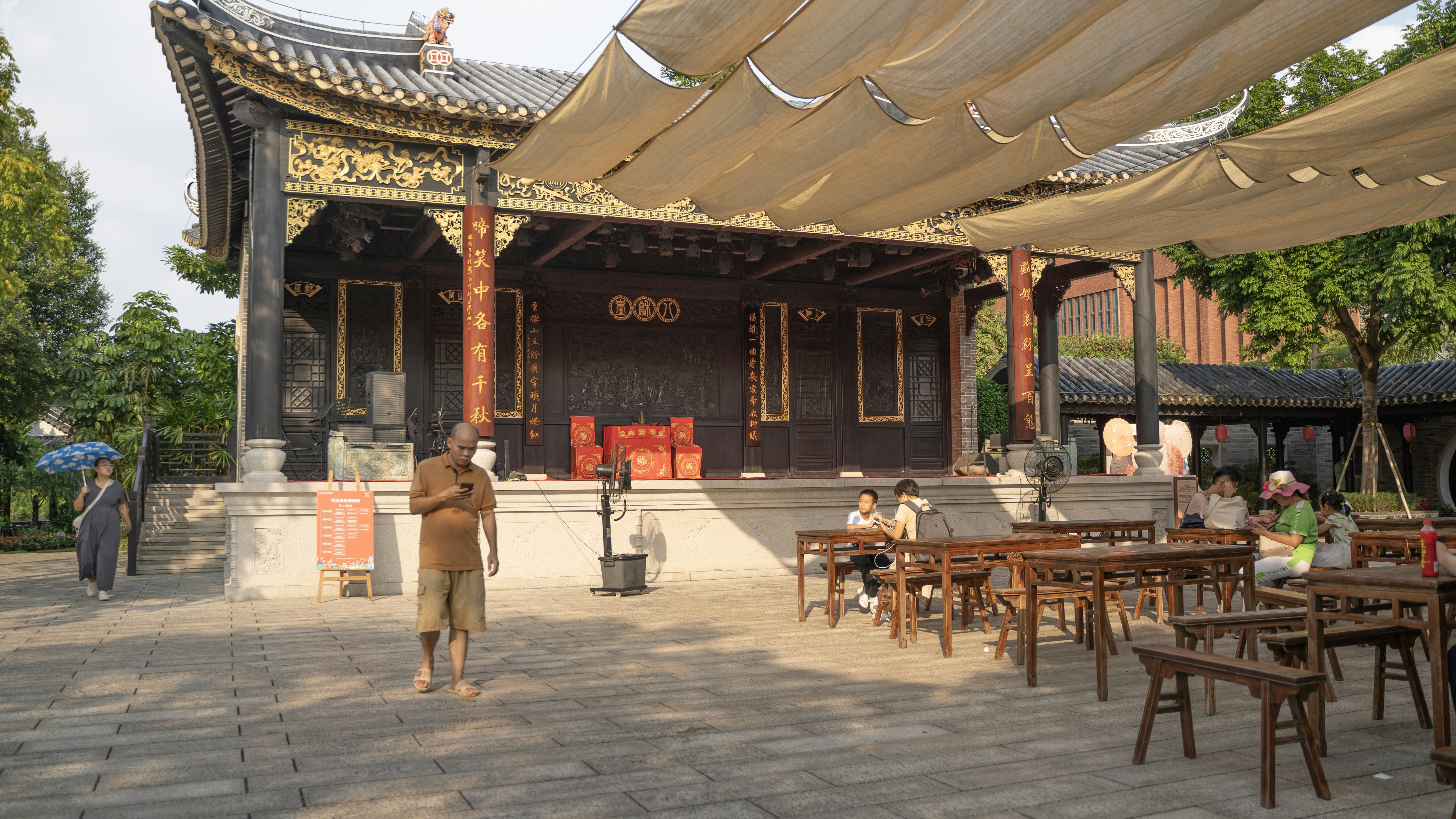 Um homem está parado em frente a um prédio