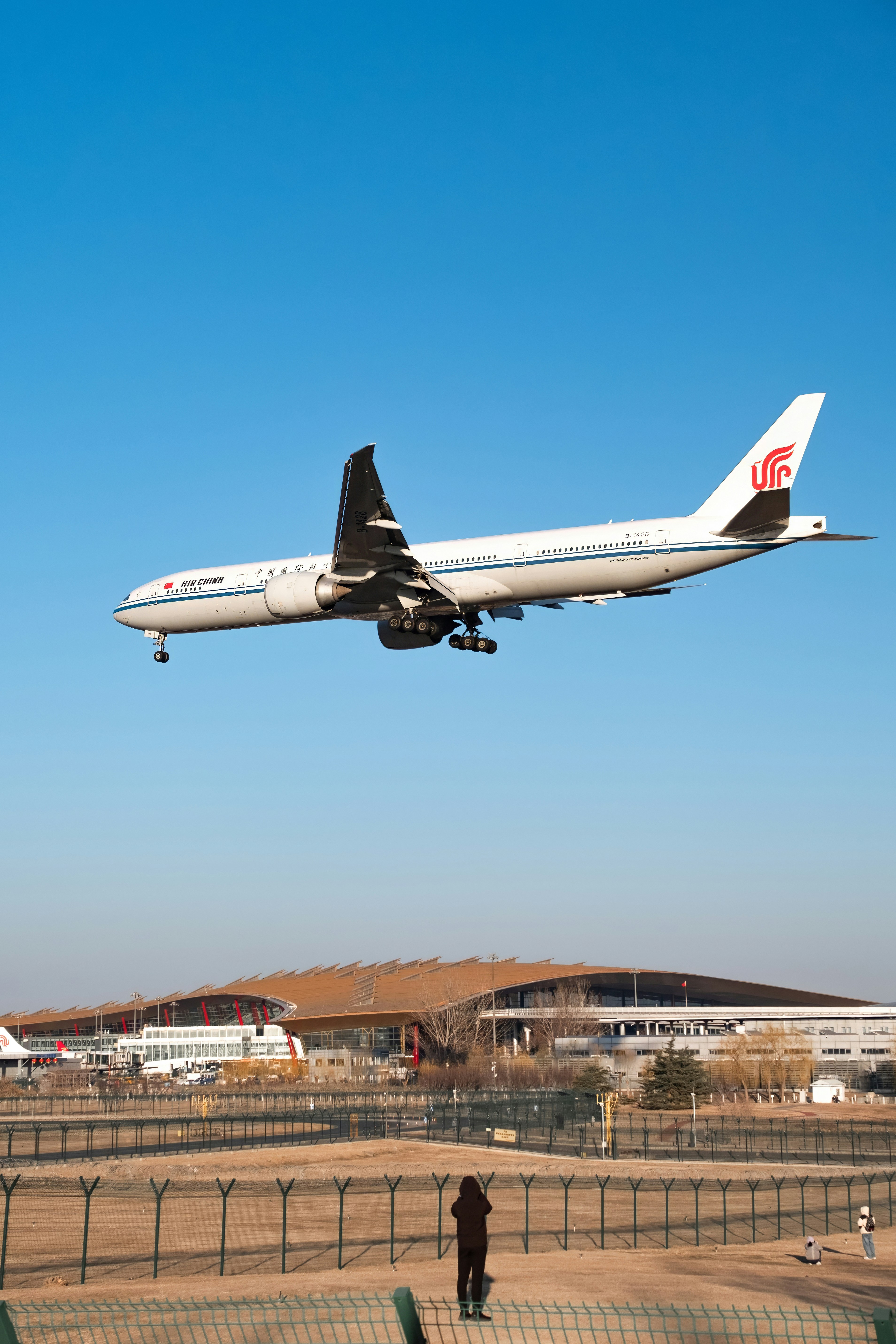 un gran avión de pasajeros volando a través de un cielo azul