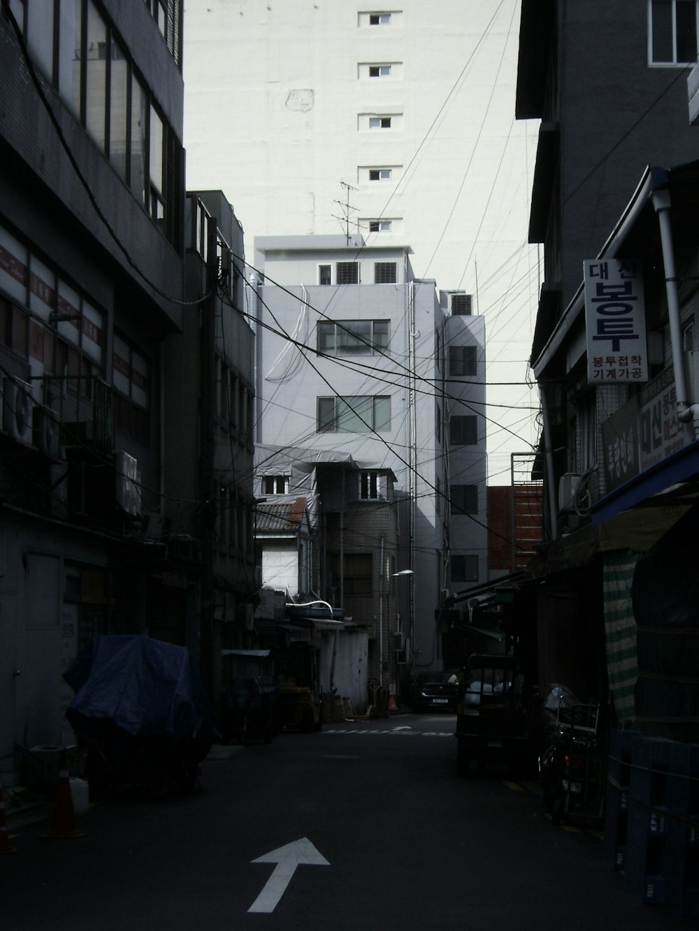 Un callejón estrecho con un edificio al fondo