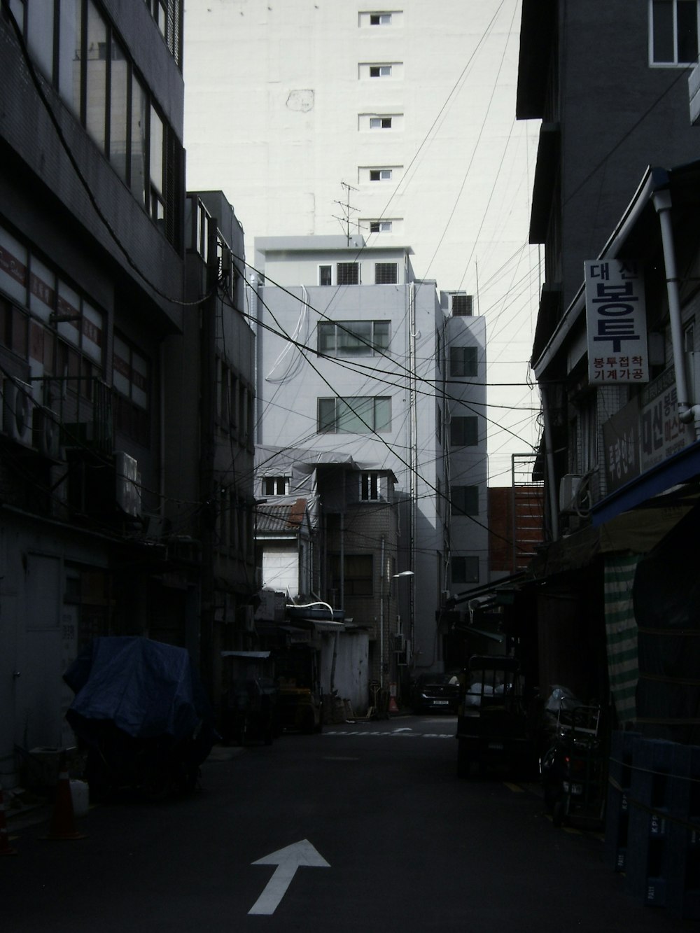 a narrow alley way with a building in the background