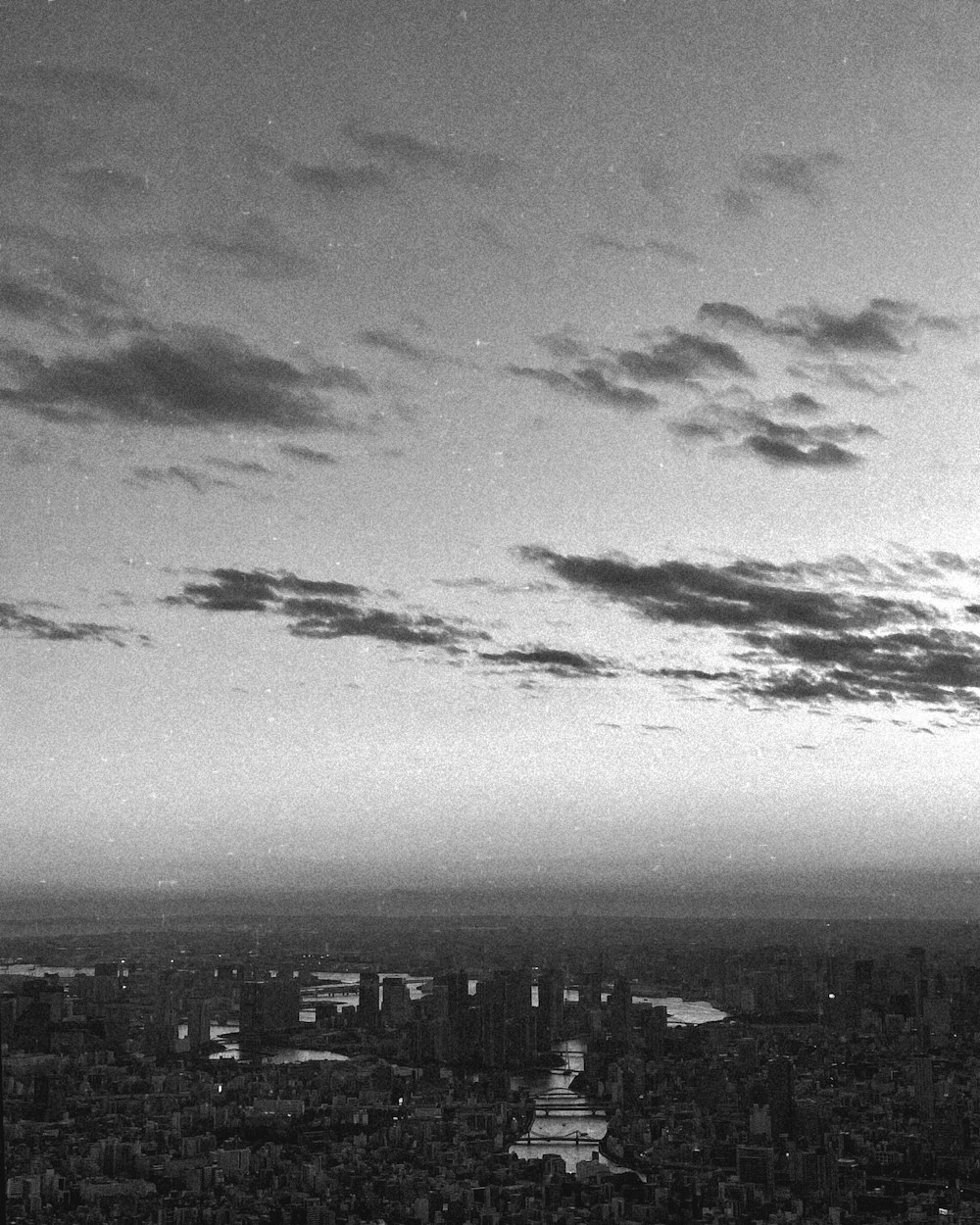 a black and white photo of a city skyline