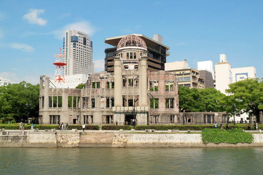 un grande edificio seduto accanto a uno specchio d'acqua