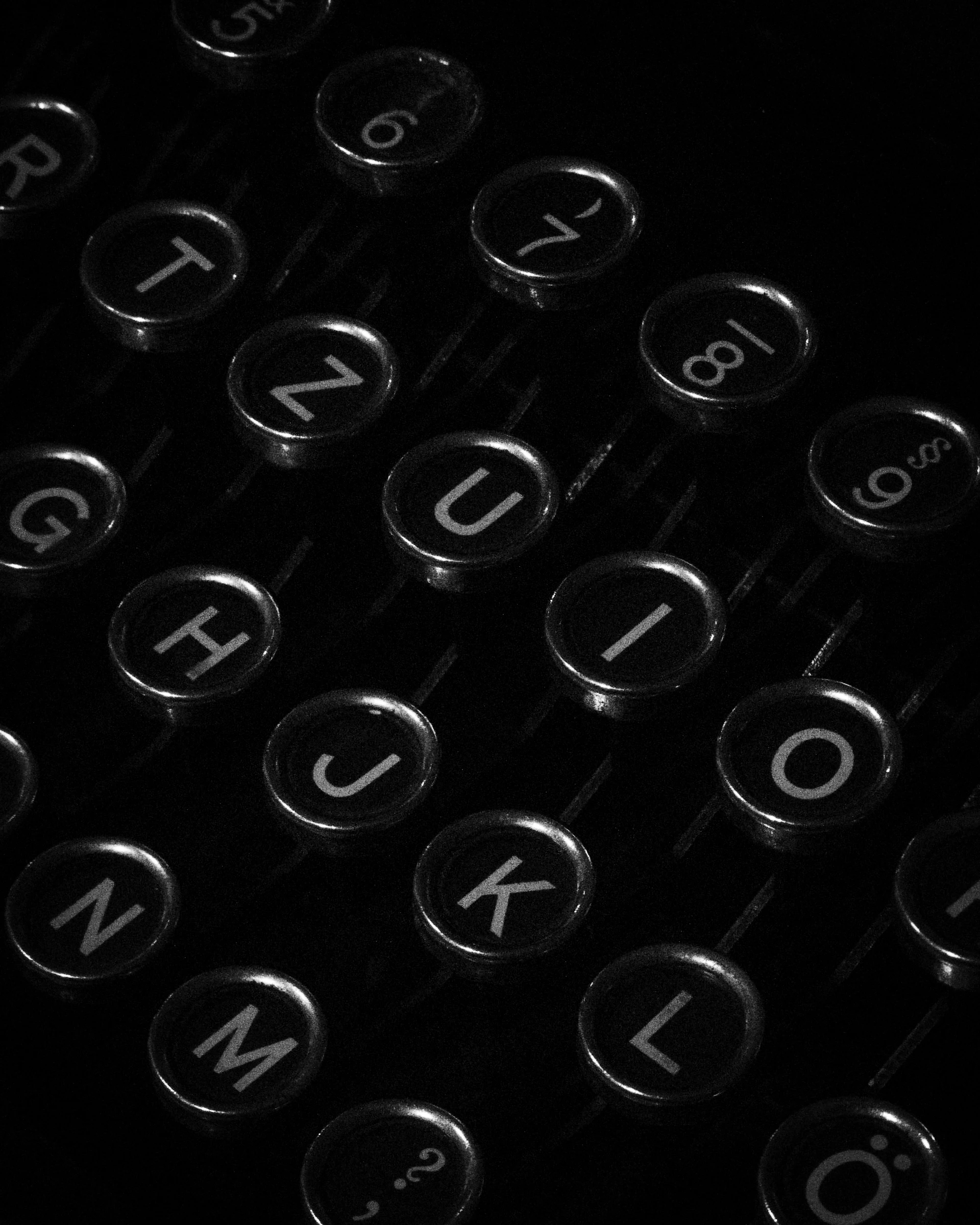 a black and white photo of a typewriter