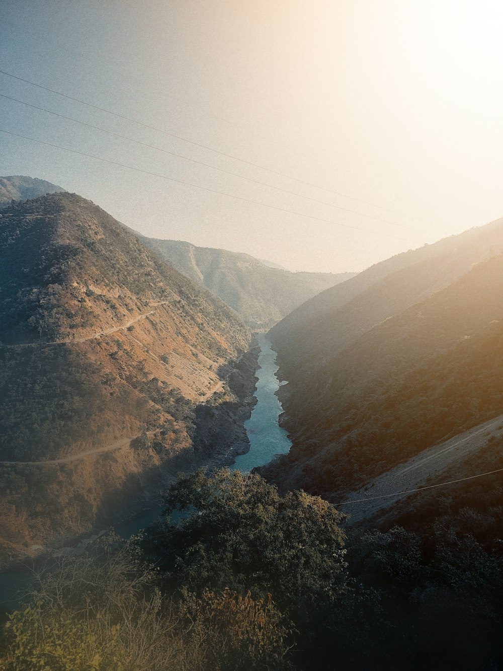 산으로 둘러싸인 계곡을 흐르는 강