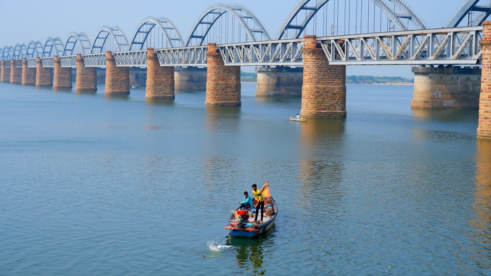 un petit bateau dans un grand plan d’eau