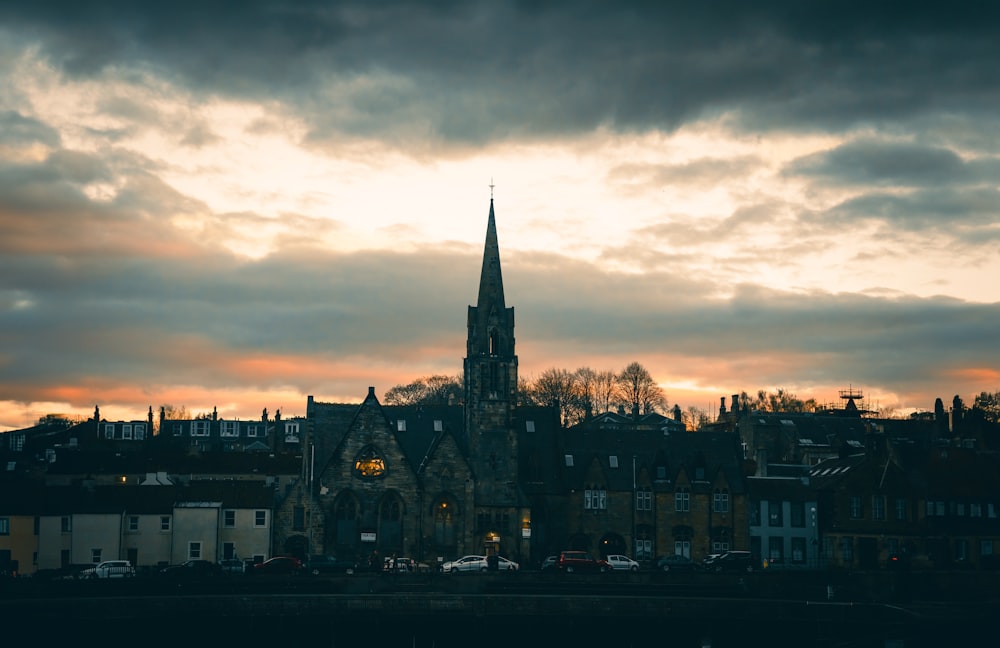 eine Kirche mit Kirchturm mitten in der Stadt