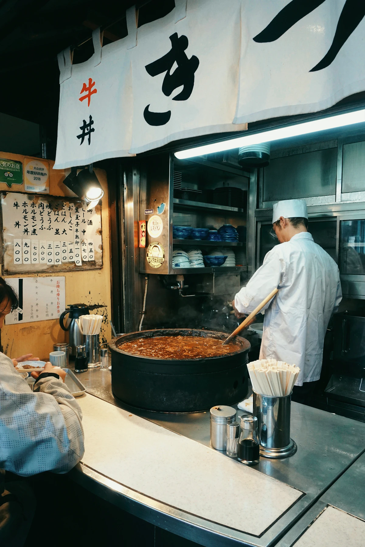 大鍋でスープを仕込む様子