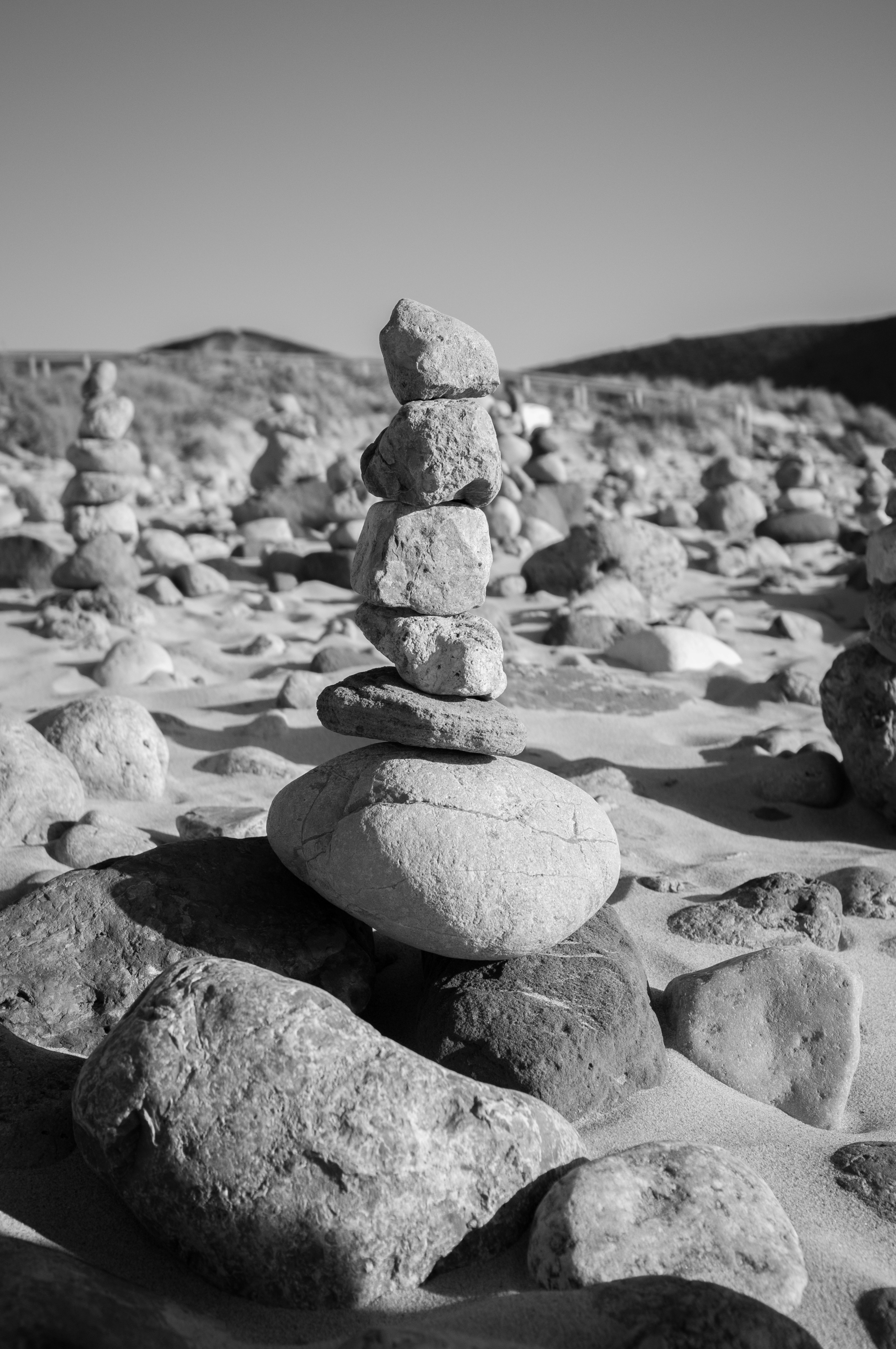 un montón de rocas en la parte superior de una playa de arena