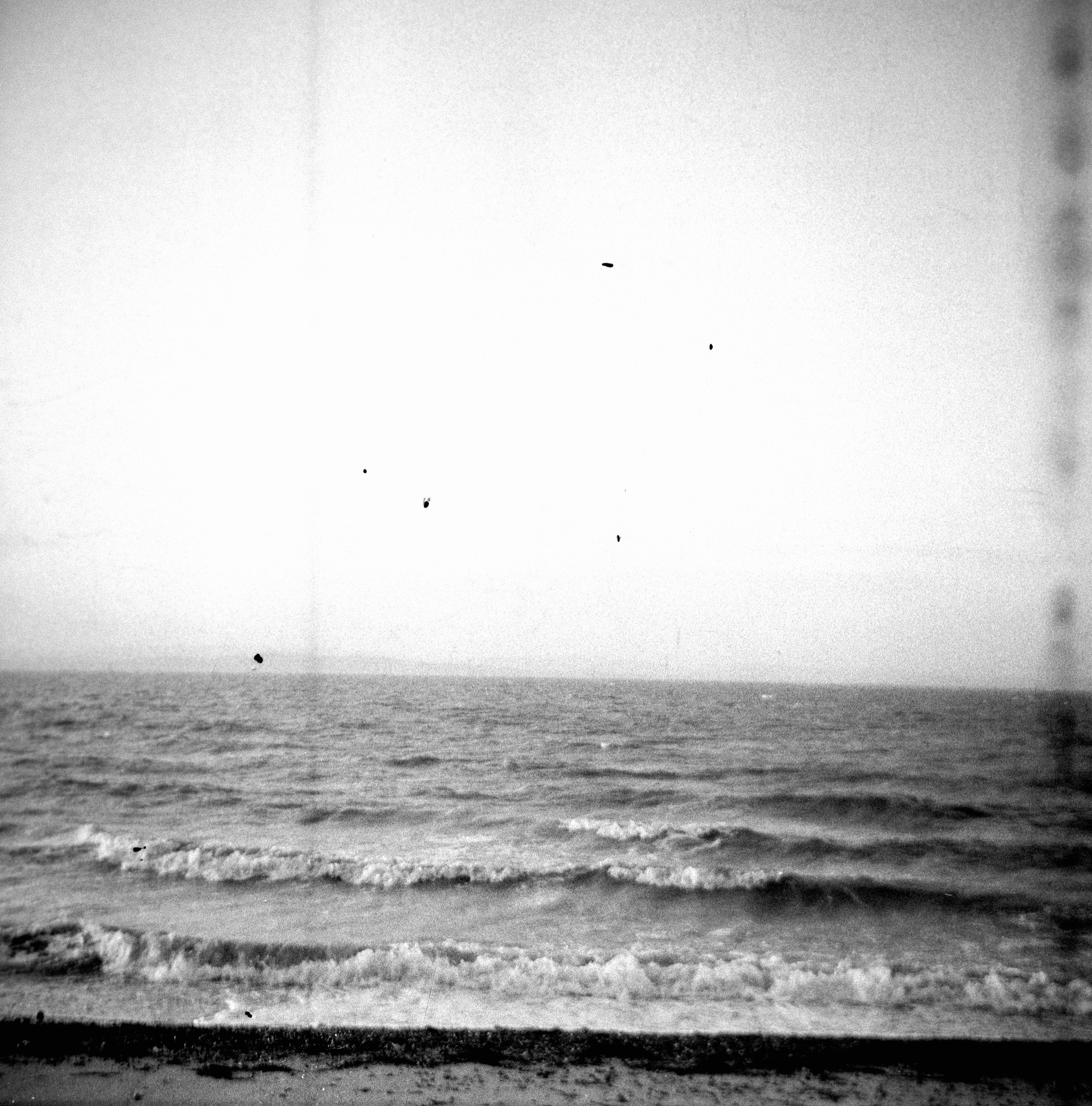 L. - 曾經很喜歡很喜歡一個人，一段瘋狂既快樂的關係，伴隨而來的是默大無法承受的後果，這段關係可謂快樂痛苦並行著，心裡被狠狠刻畫了一刀，一切始於在相遇的當時我們都沒能停住自己…