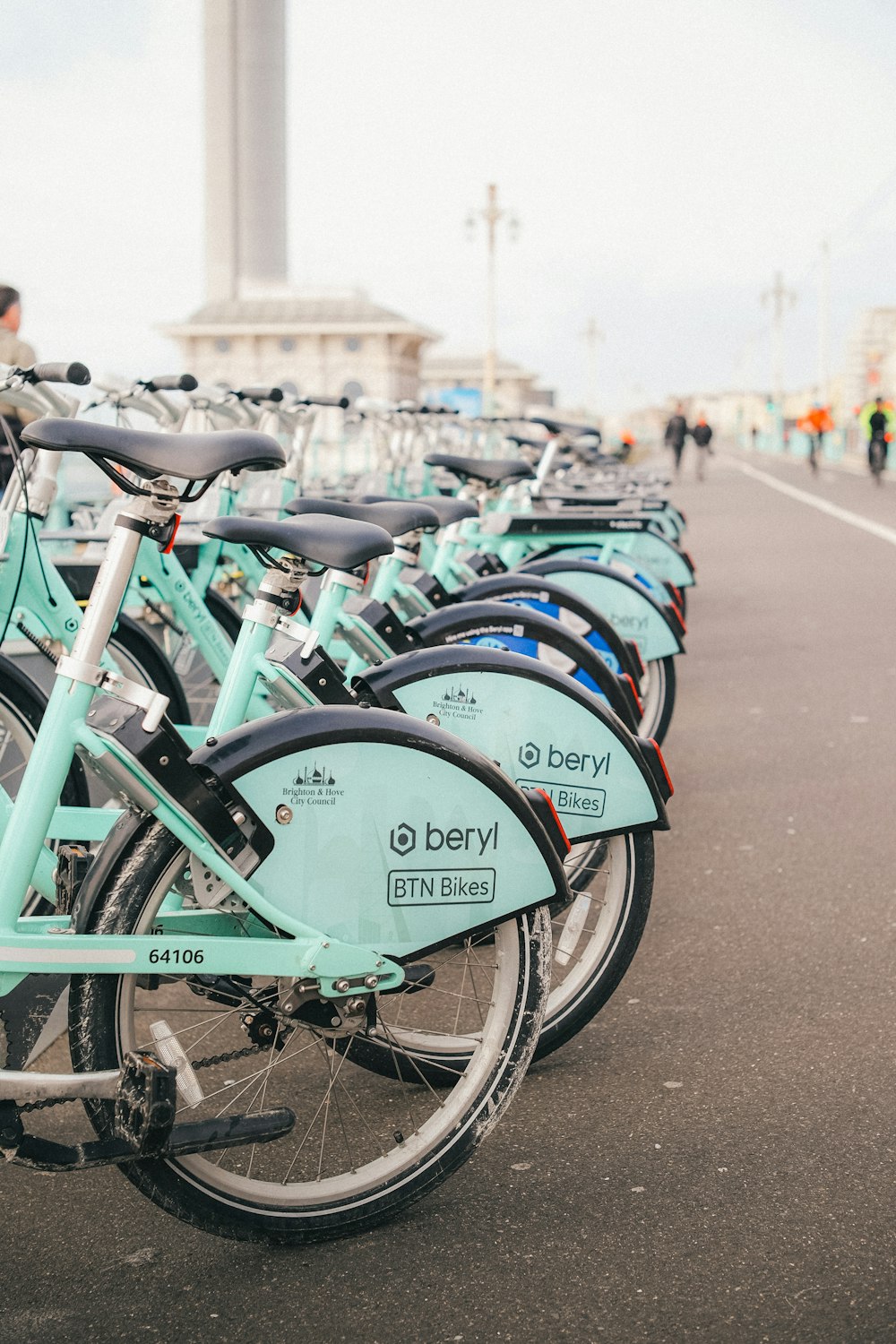 una fila di biciclette parcheggiate una accanto all'altra