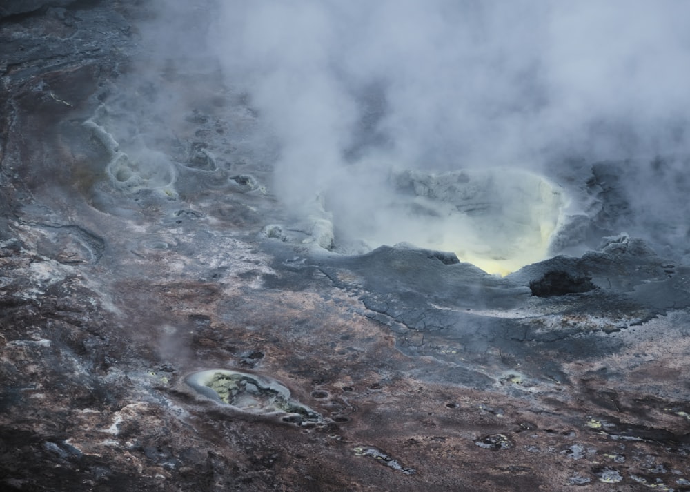 ein Krater, aus dem Dampf aufsteigt