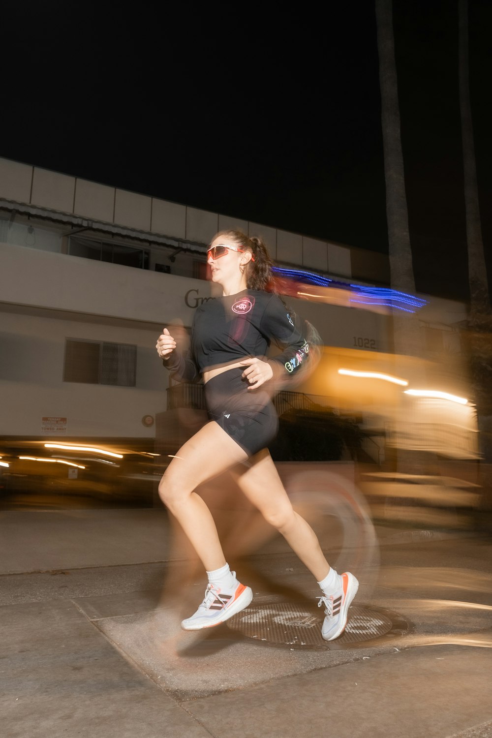 una donna che corre su una strada della città di notte