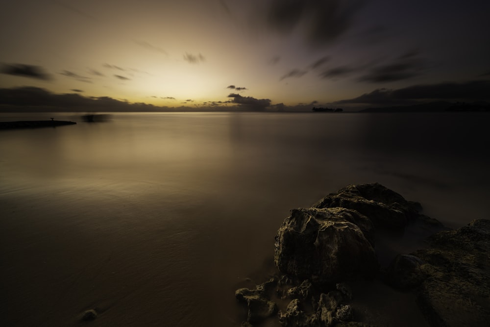 ein langzeitbelichtetes Foto eines Sonnenuntergangs über einem Gewässer