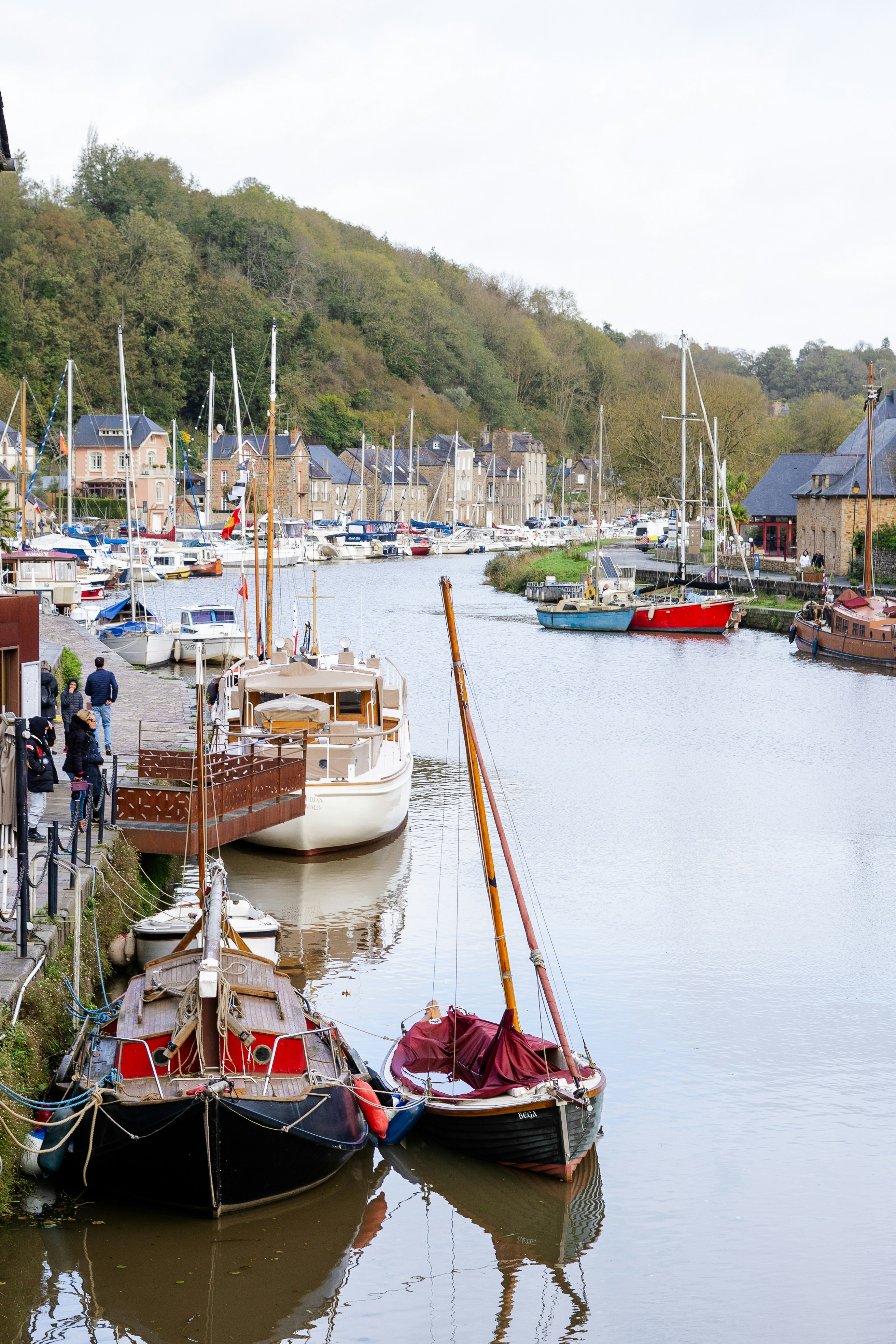 un paio di barche che sono sedute in acqua