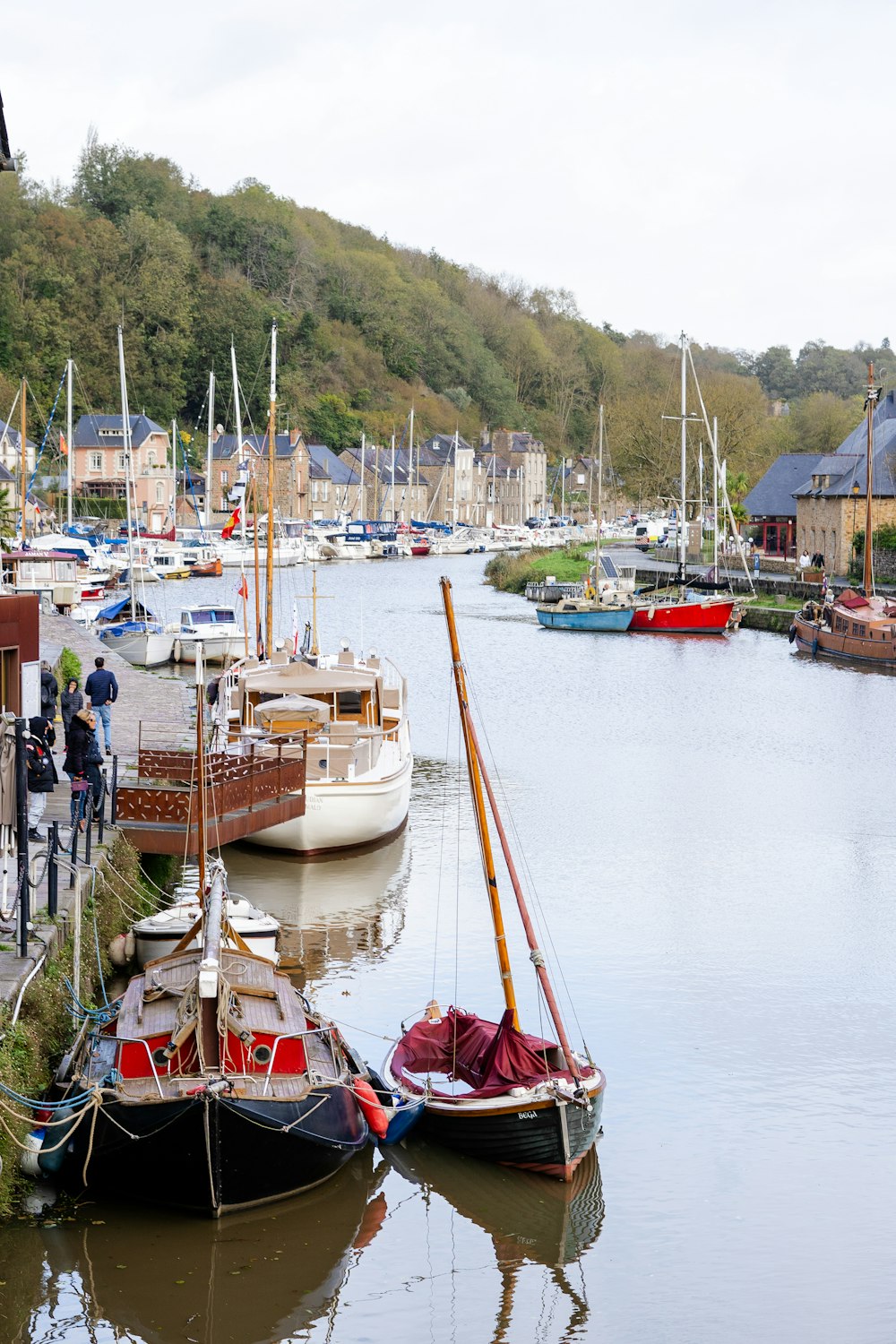 ein paar Boote, die im Wasser sitzen