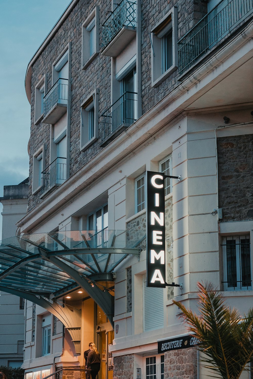 ein Gebäude mit einem Schild mit der Aufschrift Kino